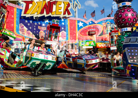 Du plaisir au festival de la bière Oktoberfest de Munich, Bavière Allemagne Banque D'Images