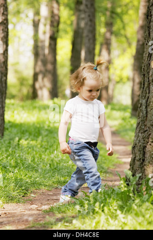 Little girl walking in park Banque D'Images