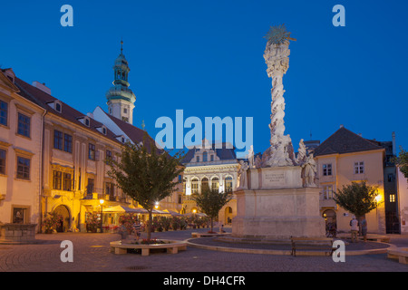 Firewatch Tower et la colonne de la Trinité à Main Square au crépuscule, Sopron, Hongrie, Western Transdanubia Banque D'Images