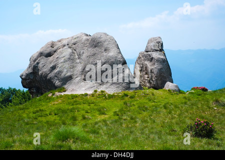 Rock formation à la montagne Mottarone, Piémont, Italie Banque D'Images