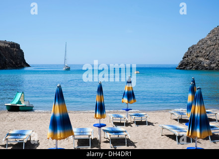 Des parasols sur la plage de Cala Domestica en été, Sardaigne, Italie Banque D'Images