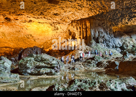 Hang Sung Sot Grotte Surprise dans la baie d'Halong, Vietnam Banque D'Images