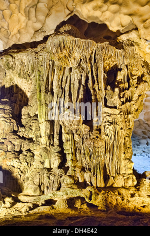Hang Sung Sot Grotte Surprise dans la baie d'Halong, Vietnam Banque D'Images