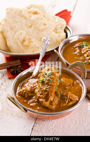 Poulet au curry rouge indien avec du pain naan Banque D'Images