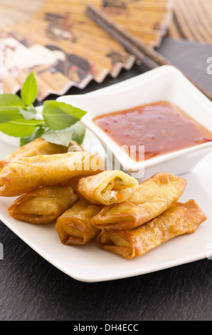 Des rouleaux de printemps avec sauce Banque D'Images