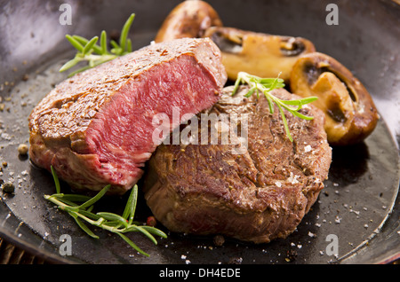 Steaks de boeuf aux herbes Banque D'Images