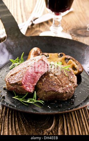 Pavé de boeuf dans la casserole. Banque D'Images