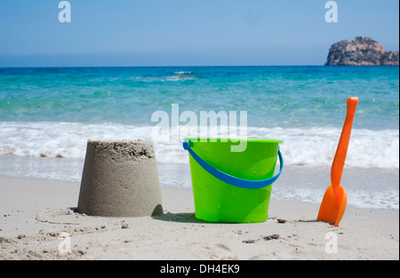 Seau et pelle sur une plage de sable fin Banque D'Images