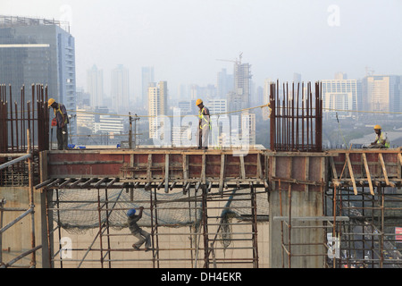 Les travailleurs de la construction de grande hauteur de travail à Lower Parel Mumbai Inde - sous 184596 Banque D'Images