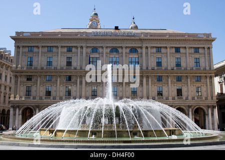 Fontaine et Regione Liguria's building sur la Piazza De Ferrari, Gênes, Italie. Banque D'Images