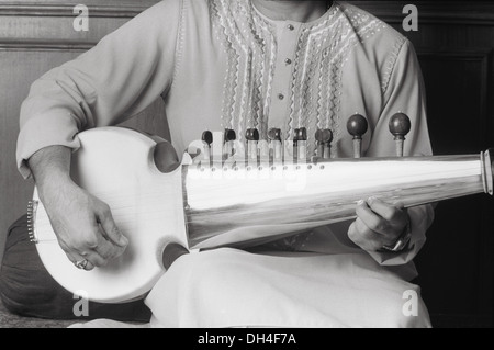 Ustad Amjad Ali Khan Sarod Inde jouant d'un instrument Banque D'Images