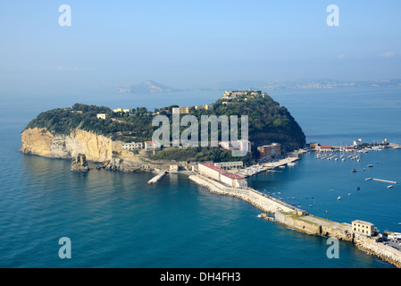 Vue panoramique de Nisida îlot dans la baie de Naples, Italie Banque D'Images