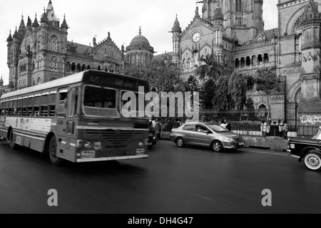 Le trafic à la gare de Victoria Terminus VT Bâtiments CST Mumbai Maharashtra Inde Asie mai 2012 Banque D'Images