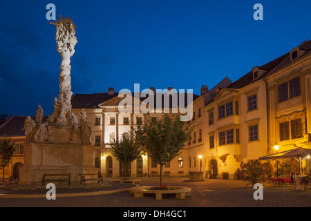 La colonne de la Trinité à Main Square au crépuscule, Sopron, Hongrie, Western Transdanubia Banque D'Images