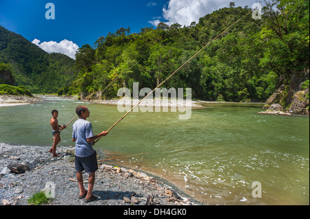 Les habitants de la tribu Monpa pêcher la truite sur la rivière près de Dirang Kameng ville de l'ouest de l'Arunachal Pradesh, Inde. Banque D'Images