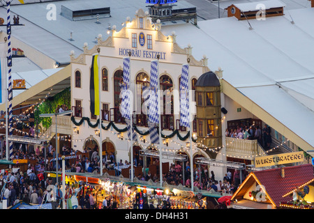 Regardez la Wiesn, Munich Oktoberfes Beer Festival, Bavière, Allemagne Banque D'Images