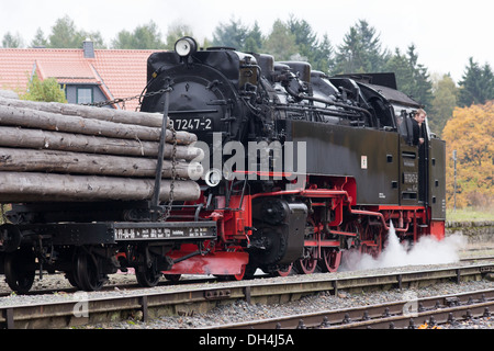 Une locomotive à vapeur tirant un train de marchandises sur le chemin de fer de montagne du Harz Banque D'Images