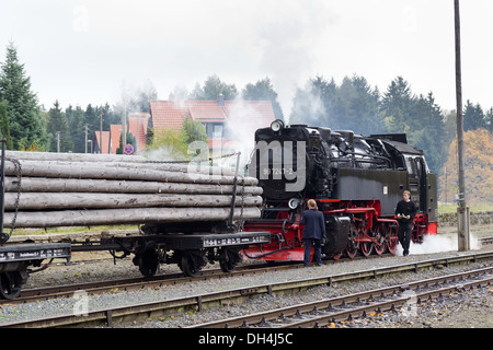 Une locomotive à vapeur tirant un train de marchandises sur le chemin de fer de montagne du Harz Banque D'Images