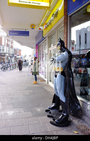 Statue de Batman à l'extérieur d'une boutique à Bedford Banque D'Images