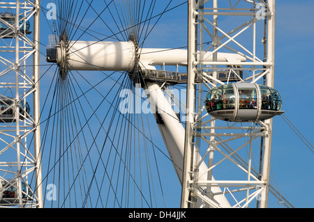 Londres, Angleterre, Royaume-Uni. London Eye (1999) sur la rive sud. Grande roue, 135 mètres (443 pieds) de hauteur, 120 mètres (394 pi) de diamètre Banque D'Images