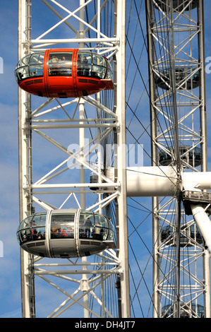 Londres, Angleterre, Royaume-Uni. London Eye (1999) sur la rive sud. Grande roue, 135 mètres (443 pieds) de hauteur, 120 mètres (394 pi) de diamètre Banque D'Images