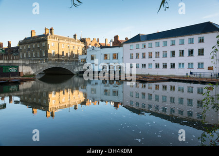 Queens College de Cambridge et de l'Ancre pub reflète dans le bief Cambridge UK à Earl matin soleil d'automne Banque D'Images