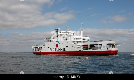 Ligne Red Funnel traversier pour véhicules et passagers Osprey rouge laissant Cowes (île de Wight, Hampshire, Angleterre pour Southampton Banque D'Images