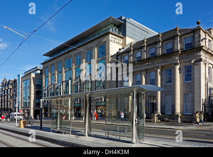 L'arrêt de tramway récemment achevée à St Andrew Square dans le centre d'Édimbourg en Écosse avec Harvey Nichols store derrière. Banque D'Images