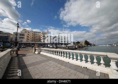 Front de Trinity pier landing Cowes Île de Wight Hampshire Angleterre Banque D'Images