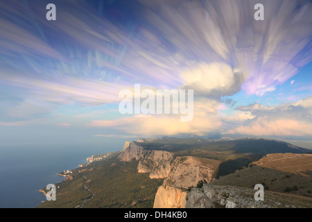 Le mouvement des nuages sur la montagne. Merdven-Kayasy La Crimée, Ukraine Banque D'Images