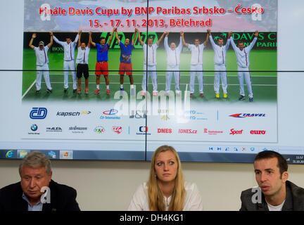 Prague, République tchèque. 31 octobre 2013. Jaroslav Navratil, capitaine de l'équipe de Coupe Davis de tennis tchèque, aujourd'hui nommé Tomas Berdych, Radek Stepanek (en photo avec sa copine Petra Kvitova et manager Miroslav Cernosek - gauche), Lukas Rosol et Jan Hajek pour la finale de la Coupe Davis contre la Serbie Belgrade prévue pour le 15 au 17 novembre.La République tchèque défend le trophée qu'il a défait l'Espagne à Prague l'an dernier. Prague, République tchèque le 31 octobre 2013. (CTK Photo/Vit Simanek/Alamy Live News) Banque D'Images