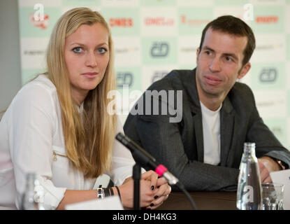 Prague, République tchèque. 31 octobre 2013. Jaroslav Navratil, capitaine de l'équipe de Coupe Davis de tennis tchèque, aujourd'hui nommé Tomas Berdych, Radek Stepanek (en photo avec sa copine Petra Kvitova), Lukas Rosol et Jan Hajek pour la finale de la Coupe Davis contre la Serbie Belgrade prévue pour le 15 au 17 novembre.La République tchèque défend le trophée qu'il a défait l'Espagne à Prague l'an dernier. Prague, République tchèque le 31 octobre 2013. (CTK Photo/Vit Simanek/Alamy Live News) Banque D'Images