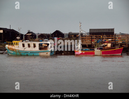 Bateaux amarrés sur le côté de la rivière de Southwold Blyth,vu de Walberswick Banque D'Images