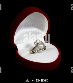 Anneau dans un fort sur le fond noir, isolé Banque D'Images