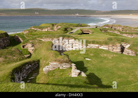 Des îles Orcades, en Écosse. Le site néolithique à Skara Brae, avec la baie de Skaill en arrière-plan. Banque D'Images