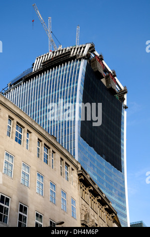 Londres, Angleterre, Royaume-Uni. 20 Fenchurch Street l 'talkie walkie' (octobre 2013) gratte-ciel de 37 étages. Ombre noire (voir description) Banque D'Images