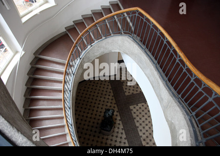 Escalier dans l'Université Bauhaus, l'École de Bauhaus original conçu par l'architecte Henry van de Velde en 1919 Banque D'Images