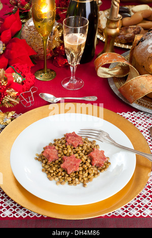 La lyonnaise avec lentilles en forme d'étoile de Noël dans le tableau. Banque D'Images