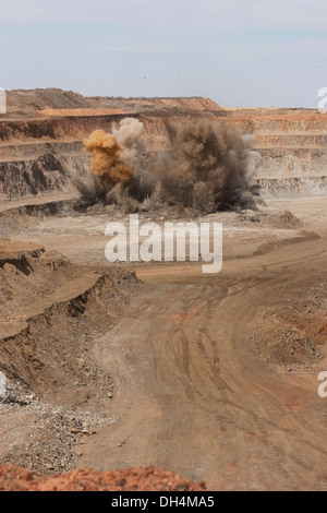 Les roches du minerai de dynamitage dans une surface à ciel ouvert mine à ciel ouvert d'or, de l'ouest du désert du Sahara, de la Mauritanie, l'Afrique de l'Ouest Banque D'Images