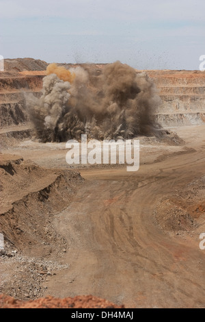 Les roches du minerai de dynamitage dans une surface à ciel ouvert mine à ciel ouvert d'or, de l'ouest du désert du Sahara, de la Mauritanie, l'Afrique de l'Ouest Banque D'Images