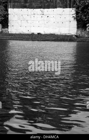 Mur Blanc et Banganga Tank eau Walkeshwar Mumbai Maharashtra Inde 2012 Banque D'Images