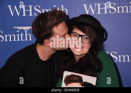 Sheffield, Royaume-Uni. 31 octobre 2013. Singer, Conor Maynard répond aux fans et signe des exemplaires de son livre 'Take Off' au centre commercial de Meadowhall en association avec WHSmith. Credit : Matthew Taylor/Alamy Live News Banque D'Images