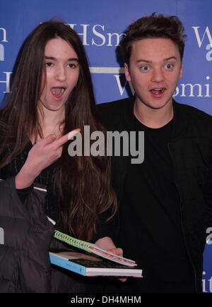 Sheffield, Royaume-Uni. 31 octobre 2013. Singer, Conor Maynard répond aux fans et signe des exemplaires de son livre 'Take Off' au centre commercial de Meadowhall en association avec WHSmith. Credit : Matthew Taylor/Alamy Live News Banque D'Images