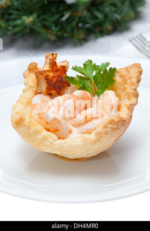 Un cocktail de crevettes dans la pâte feuilletée sur la table de noël. Banque D'Images