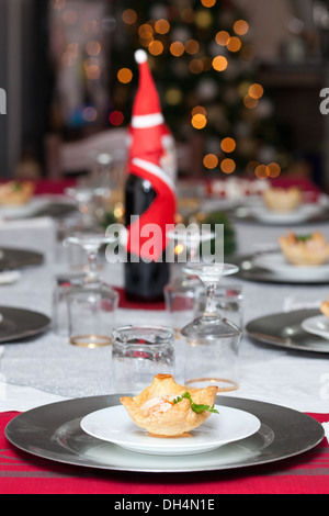 Un cocktail de crevettes dans la pâte feuilletée sur la table de noël. Banque D'Images