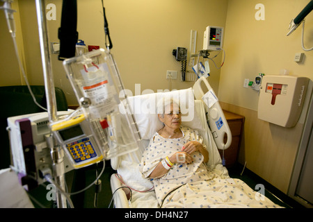 74 ans Hispanic woman in hospital bed Banque D'Images