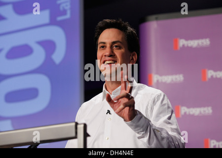 Leader du Parti Travailliste Ed Miliband, prononce le discours principal à la réunion d'organisation du travail indépendant pour les membres du parti et les tra Banque D'Images