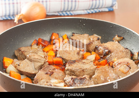 Tranches de foie de boeuf sauté aux légumes dans une casserole Banque D'Images