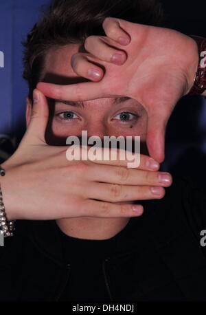 Sheffield, Royaume-Uni. 31 octobre 2013. Singer, Conor Maynard répond aux fans et signe des exemplaires de son livre 'Take Off' au centre commercial de Meadowhall en association avec WHSmith. Credit : Matthew Taylor/Alamy Live News Banque D'Images