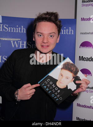 Sheffield, Royaume-Uni. 31 octobre 2013. Singer, Conor Maynard répond aux fans et signe des exemplaires de son livre 'Take Off' au centre commercial de Meadowhall en association avec WHSmith. Credit : Matthew Taylor/Alamy Live News Banque D'Images